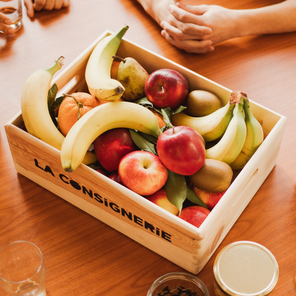 Espace cafétéria d'entreprise : café, boissons et corbeille de fruits