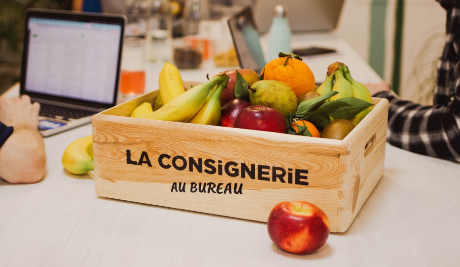 Corbeille de fruits La Consignerie posée sur un bureau