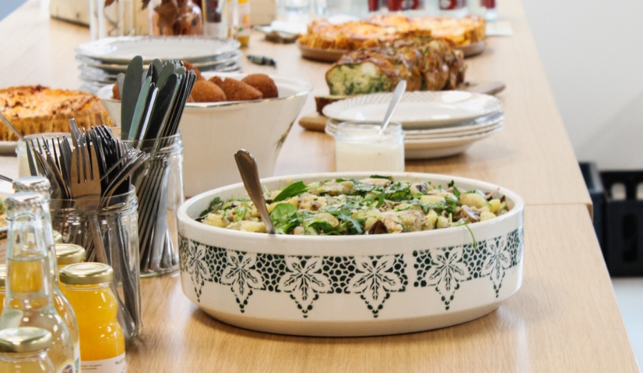 Buffet traiteur d'entreprise dressé avec salades et quiches