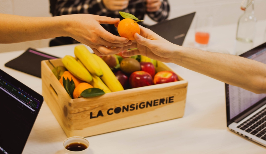 Livraison d'une corbeille de fruits La Consignerie au bureau
