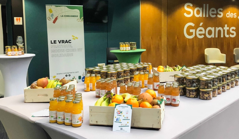 Stand traiteur dressé dans une salle d'événement professionnel