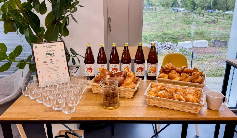 Petit-déjeuner d'entreprise dressé : viennoiseries, jus et boissons chaudes