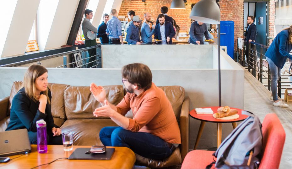 Moment convivial d'afterwork entre collègues dans un espace de travail