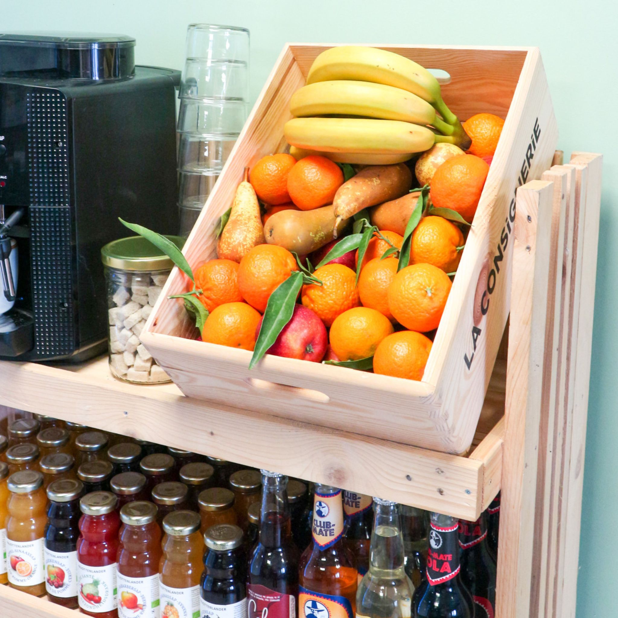 meuble paniers de fruits boissons consignées et café en grain